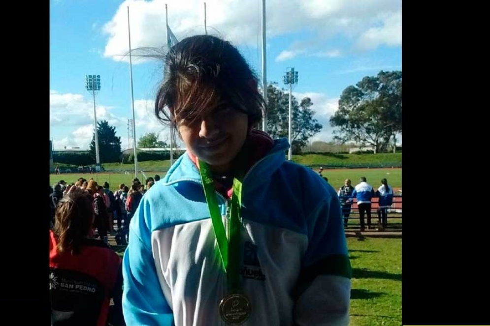 Mayra Cenas en el momento de la premiaci&oacute;n. 