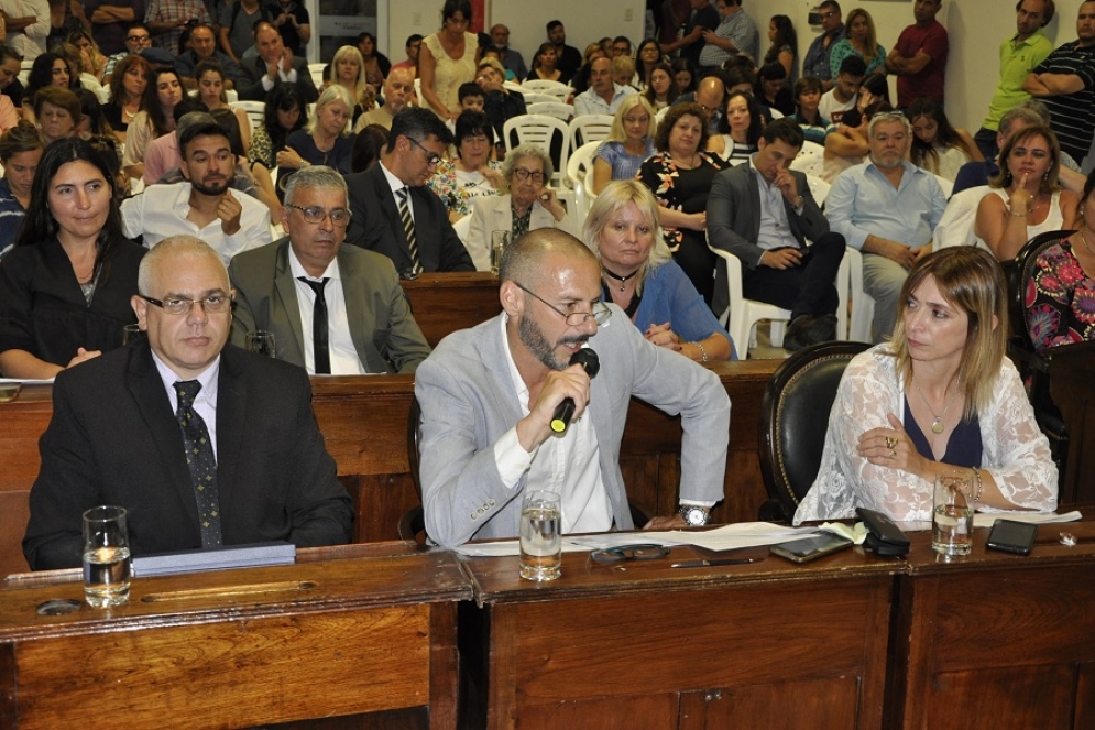 El bloque de concejales del Frente de Todos durante la asunci&oacute;n de autoridades en 2019. 