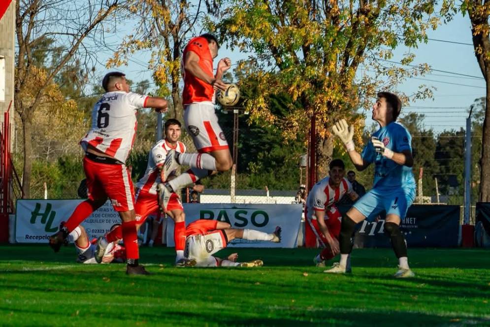 Dopazzo y el gol de la victoria (FOTO: Prensa Lujan).
