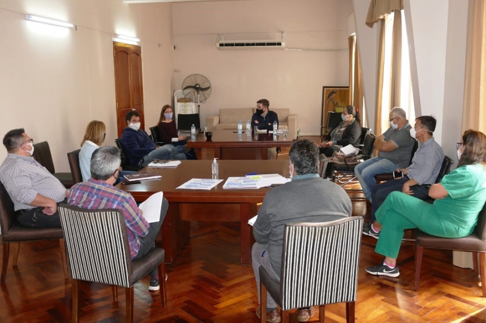 Los integrantes del Comit&eacute; en plena reuni&oacute;n. 