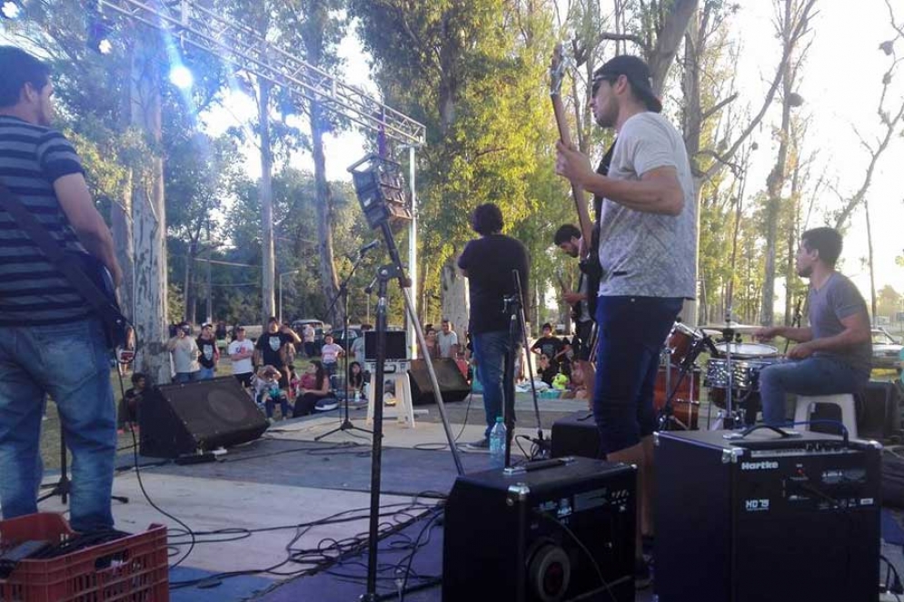 Se realiz&oacute; el "M&aacute;ximo Rock Ca&ntilde;uelas"