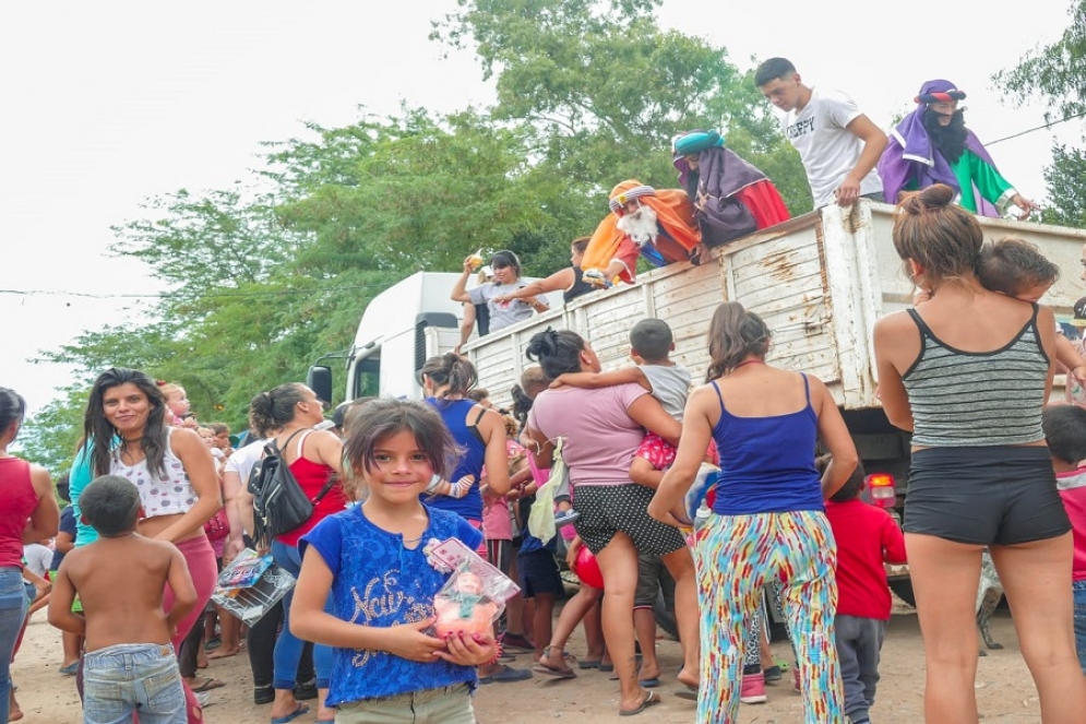 Los Reyes Magos le entregaron juguetes a los ni&ntilde;os que se fueron acercando al cami&oacute;n que los transportaba. 