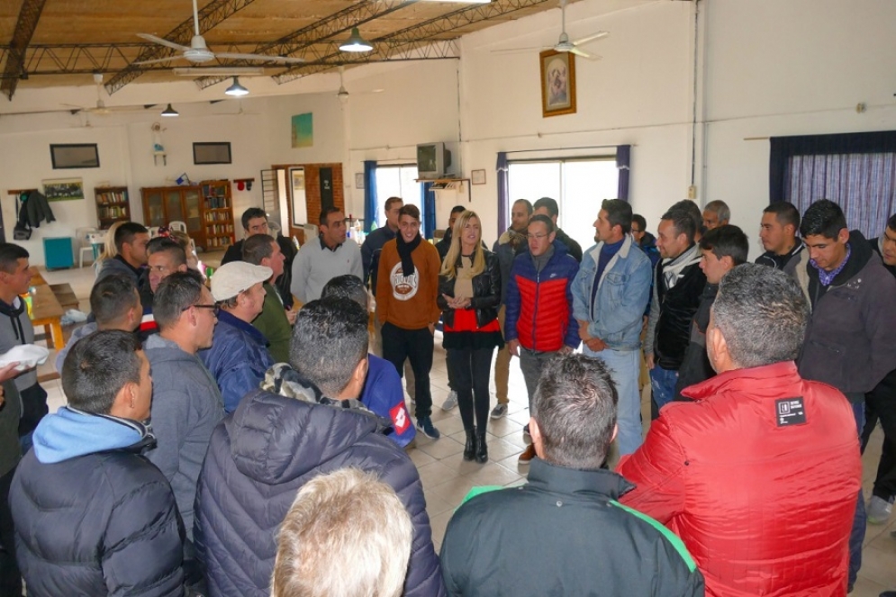 Fassi conversando con los pacientes del lugar. 