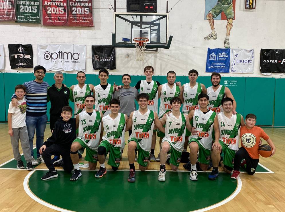 Abrazo de puntero. Juventud arranc&oacute; ganando en la segunda vuelta del torneo.