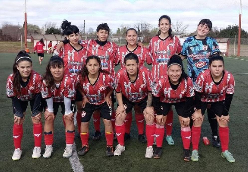 El equipo de Ca&ntilde;uelas FC ante el "Milrayitas". Las chicas no levantan.