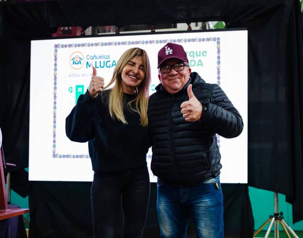 Fassi junto a un vecino beneficiado por el Estado.