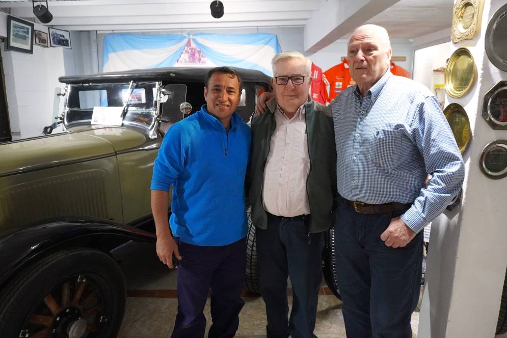 Martin Veloso, junto a dos amigos de "Carlitos" que ya visitaron el museo: Jos&eacute; Luis Garc&iacute;a y Mario Francisco Iglesias.
