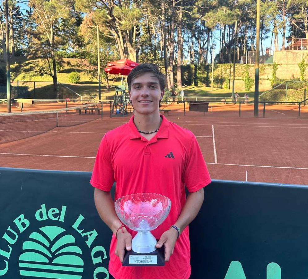 Ratti con el trofeo de campe&oacute;n.