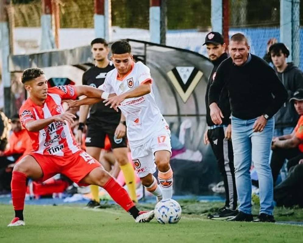 El partido arranc&oacute; sobre las 4 de la tarde del domingo. Ph: redes de EdS.