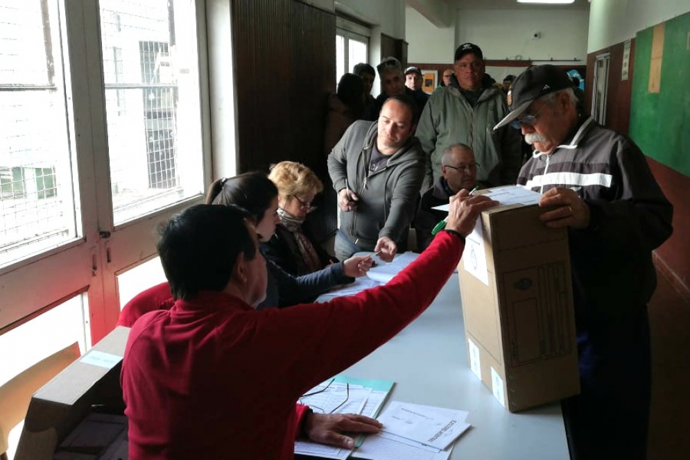 Primeros votos emitidos en la Escuela Industrial.