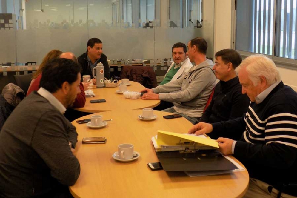 Arrieta y los jefes comunales de la regi&oacute;n en el Hospital. 