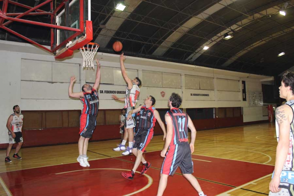 Ca&ntilde;uelas se hace fuerte en el micro estadio Jorge Ar&iacute;n. 