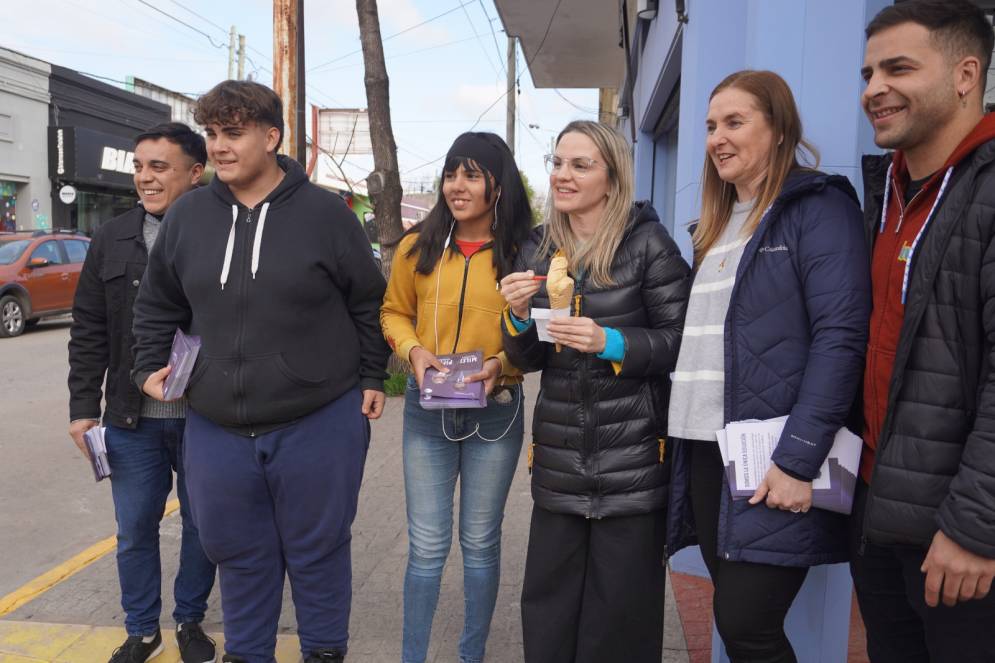 P&iacute;paro, degustando un helado, junto a Cantoni (der.) y los precandidatos locales.