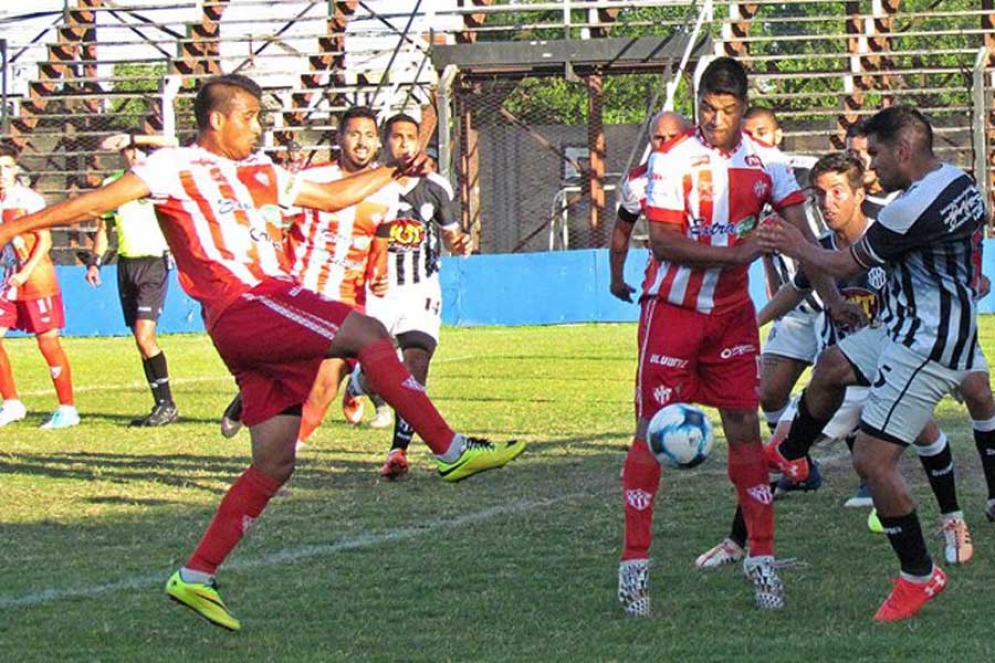 Gast&oacute;n Grecco define y es tapado por un defensor de El Porvenir. 