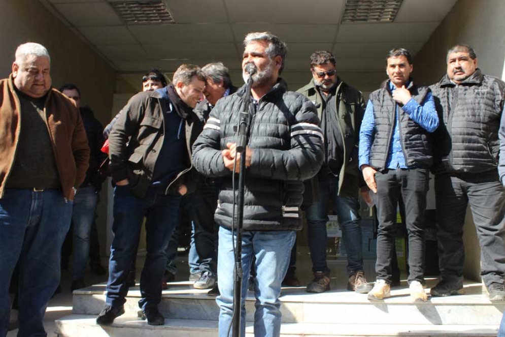 Daniel Su&aacute;rez hablando en la asamblea con los trabajadores.
