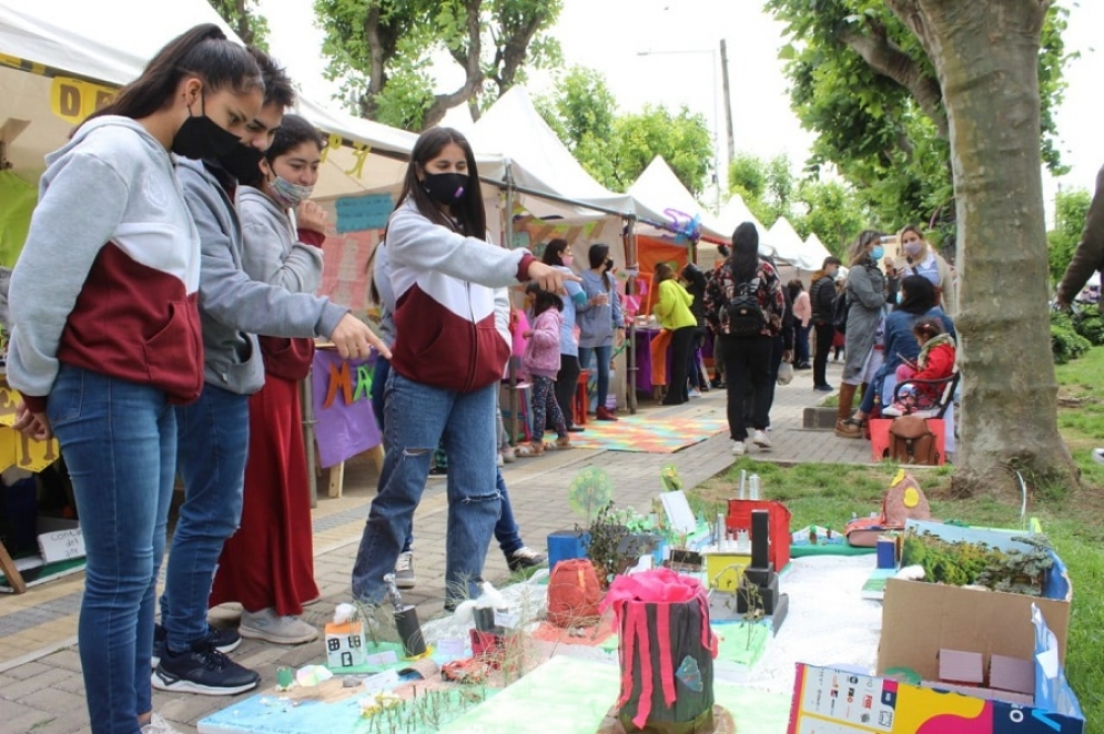 Hubo m&aacute;s de 50 stands de las distintas escuelas y jard&iacute;nes.