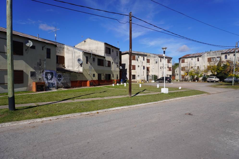 Hay 250 viviendas habitadas. Se inaugur&oacute; en el 93'.