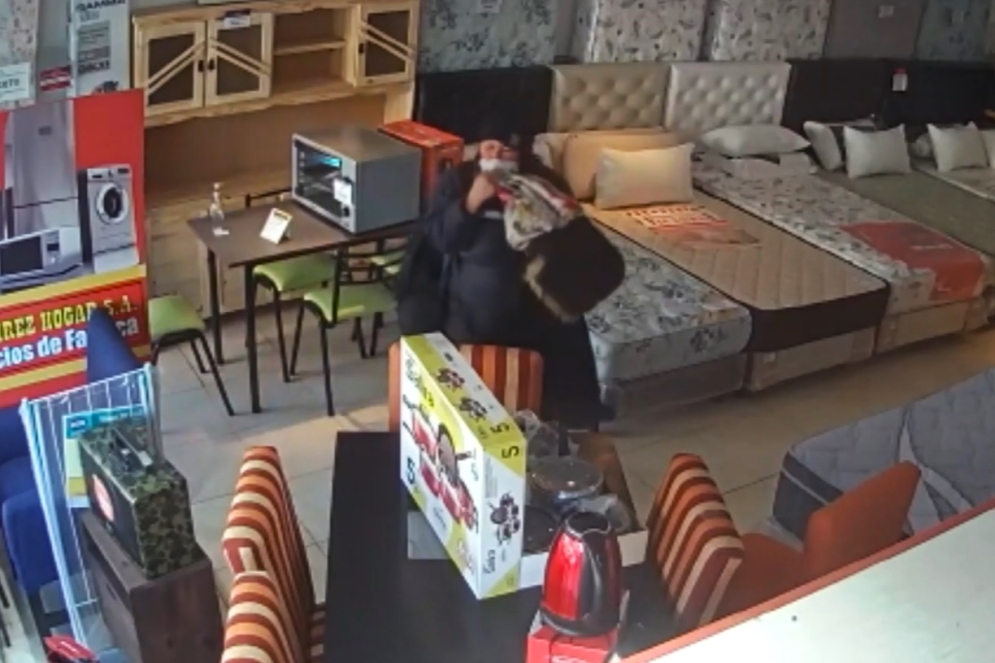 La mechera, a punto de manotear el parlante.