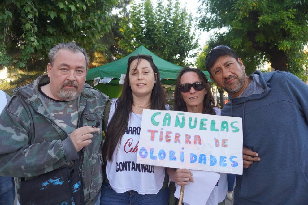 Un grupo de referentes vecinales que se acerc&oacute; a la plaza c&eacute;ntrica.