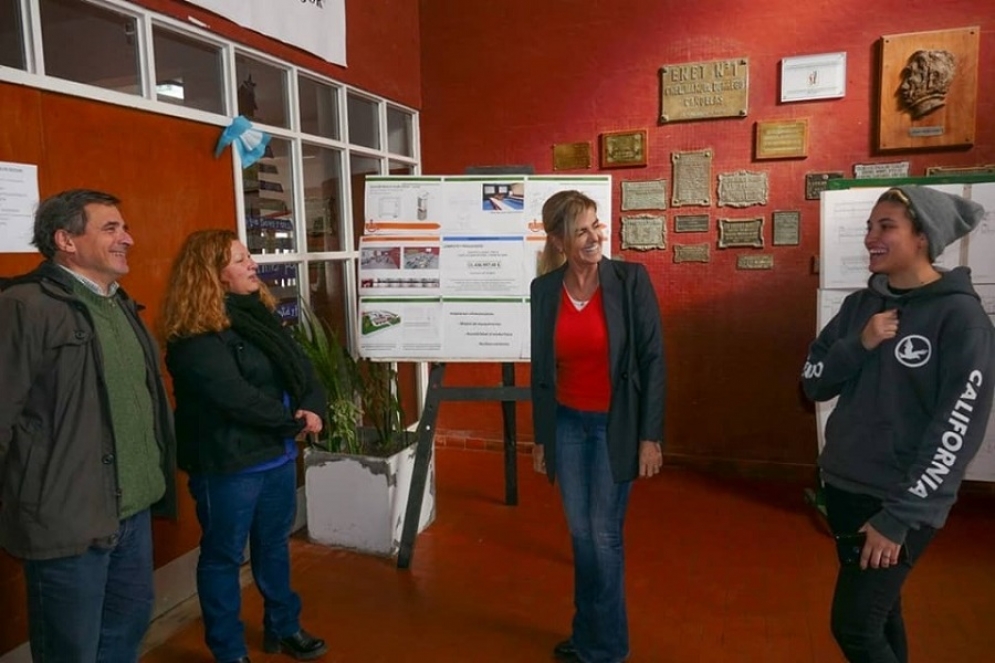 Fer Laurens junto a Marisa Fassi recorriendo la Escuela Industrial. 