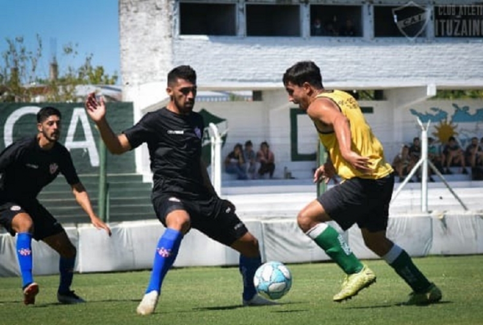 El duelo se jug&oacute; en cancha del "Le&oacute;n". Ph: prensa Ituazaing&oacute;.