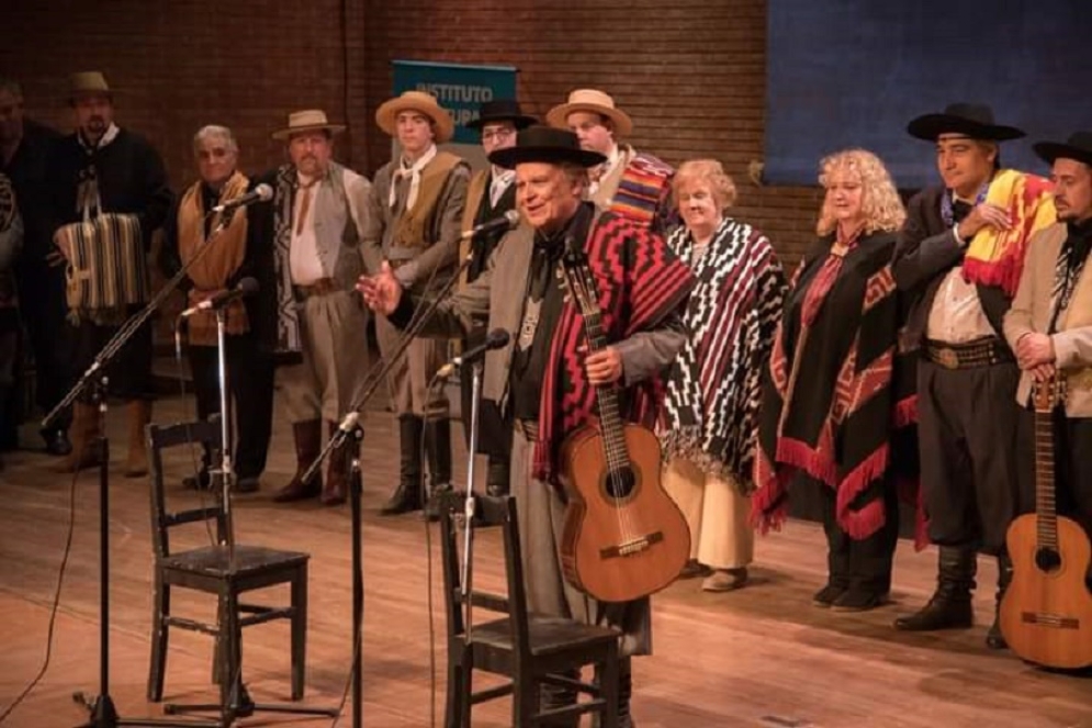 El uruguayo Jos&eacute; Curbelo, representante de Avellaneda, ante la atenta mirada de Silva (el primero de atuendo gris desde la izquierda).