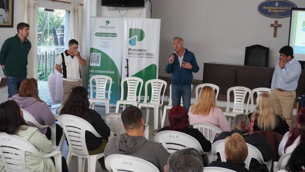 Petre, Secretario de gobierno; Miceli, Juan Cruz, titular de Producci&oacute;n municipal, y el representante de la entidad bancaria.