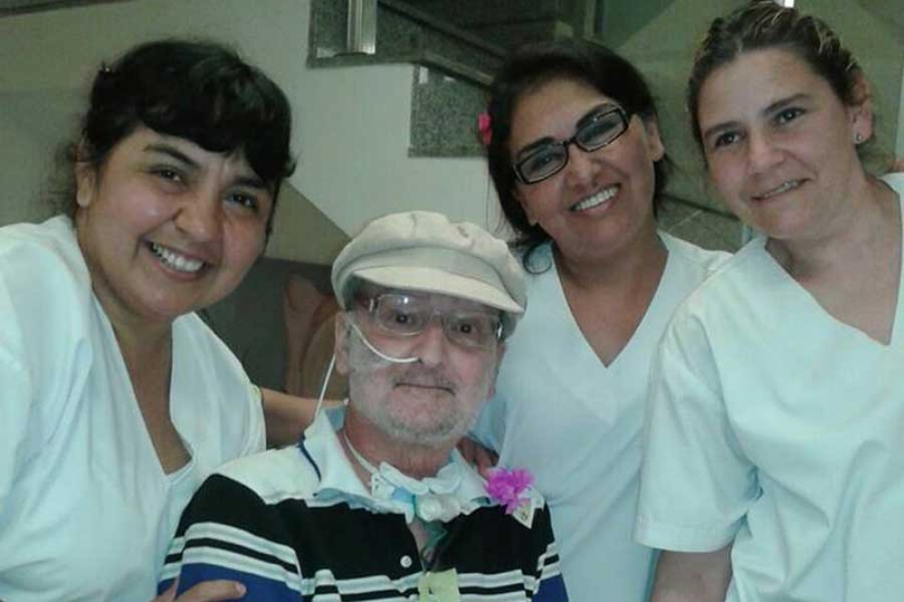 El Padre Alejandro junto a las enfermeras de la Cl&iacute;nica ALCLA. 