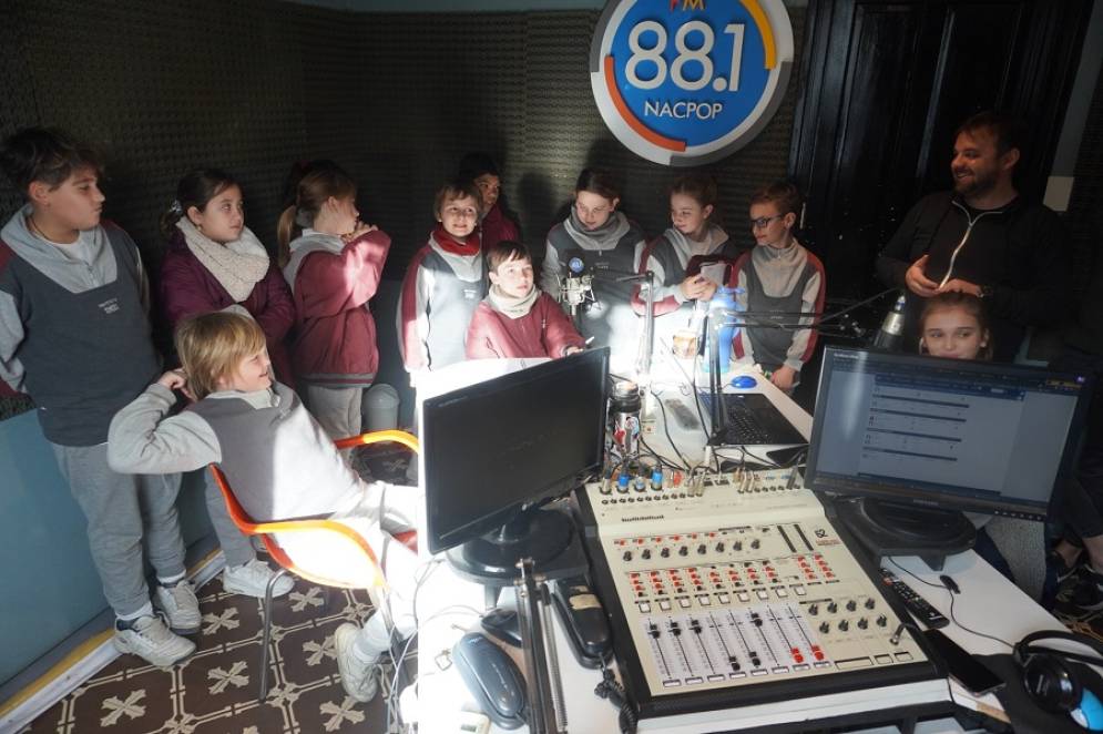 Fueron recibidos por Enzo Peralta, director del medio, y los comunicadores que conforman el plantel de la ma&ntilde;ana.