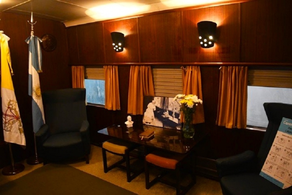 El vag&oacute;n Presidencial, con la imagen del Papa Juan Pablo II.