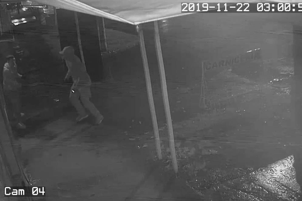 Dos de los ladrones escapando tras balear a L&oacute;pez.