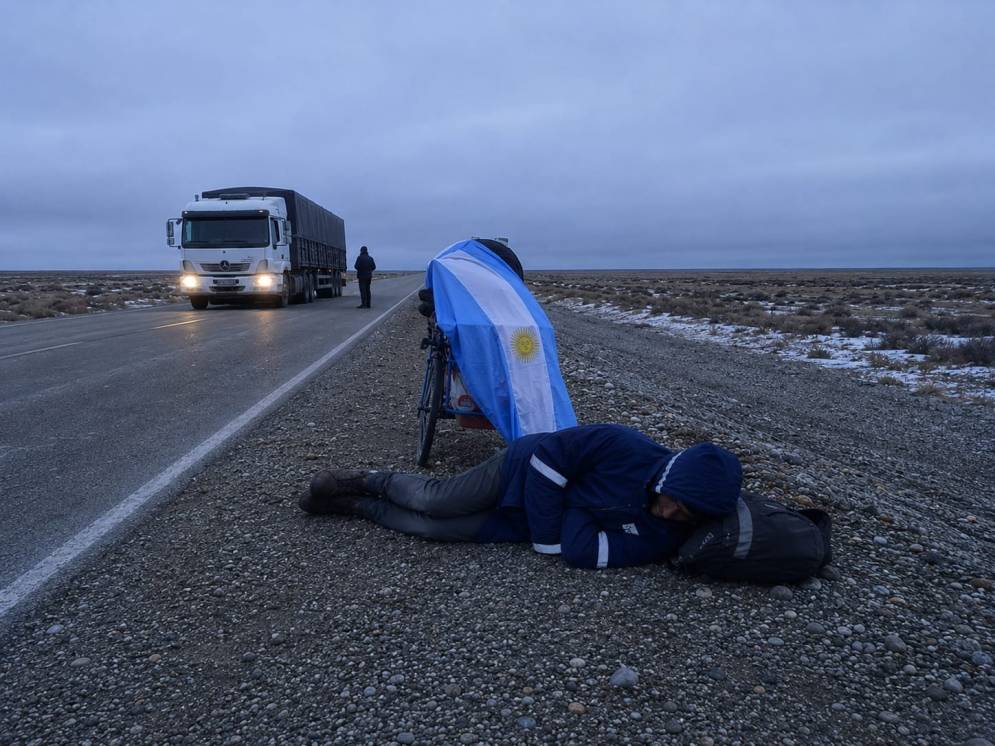 Los descansos, a veces no son c&oacute;modos. Guillermo Pinilla camin&oacute; m&aacute;s de 1.800 kil&oacute;metros tirando de un carro. 