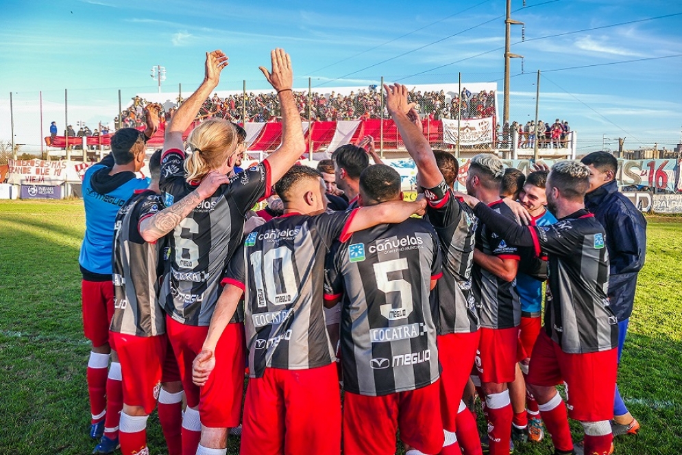 Los jugadores le reconocieron el apoyo a los hinchas. /Foto: Adri&aacute;n Monod. 