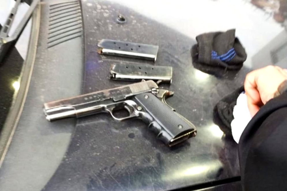 La Colt semiautom&aacute;tica y los cargadores secuestrados.