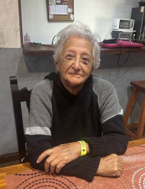 Mabel, alegre por volver a casa, a&uacute;n con lesiones en su cara.