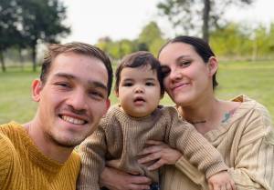 Cristopher, Paula y su beb&eacute;.