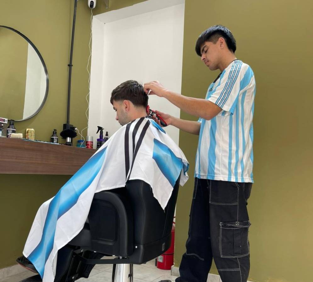 Benjamin atendiendo en su barber&iacute;a. 