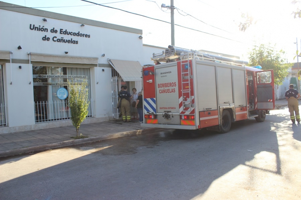 Se incendi&oacute; la sede de la Uni&oacute;n de Educadores de Ca&ntilde;uelas