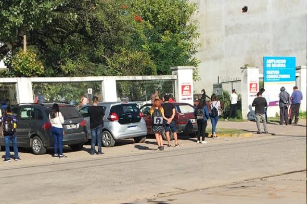 El mi&eacute;rcoles por la ma&ntilde;ana la fila para hisoparse en el Marzetti lleg&oacute; a la vereda.