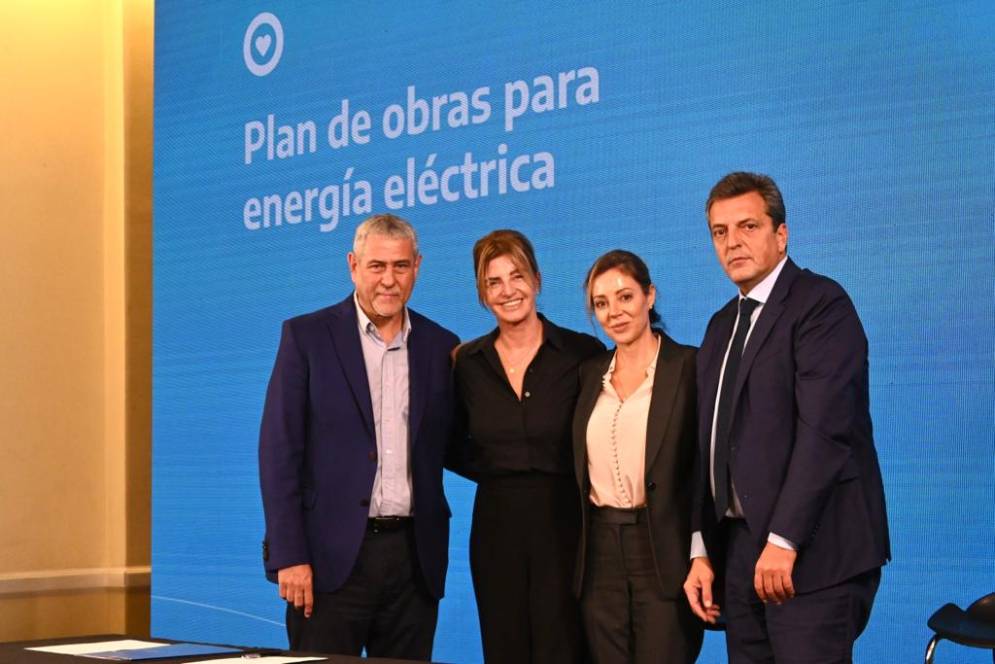 Los funcionarios en la foto institucional tras sellar el acuerdo.