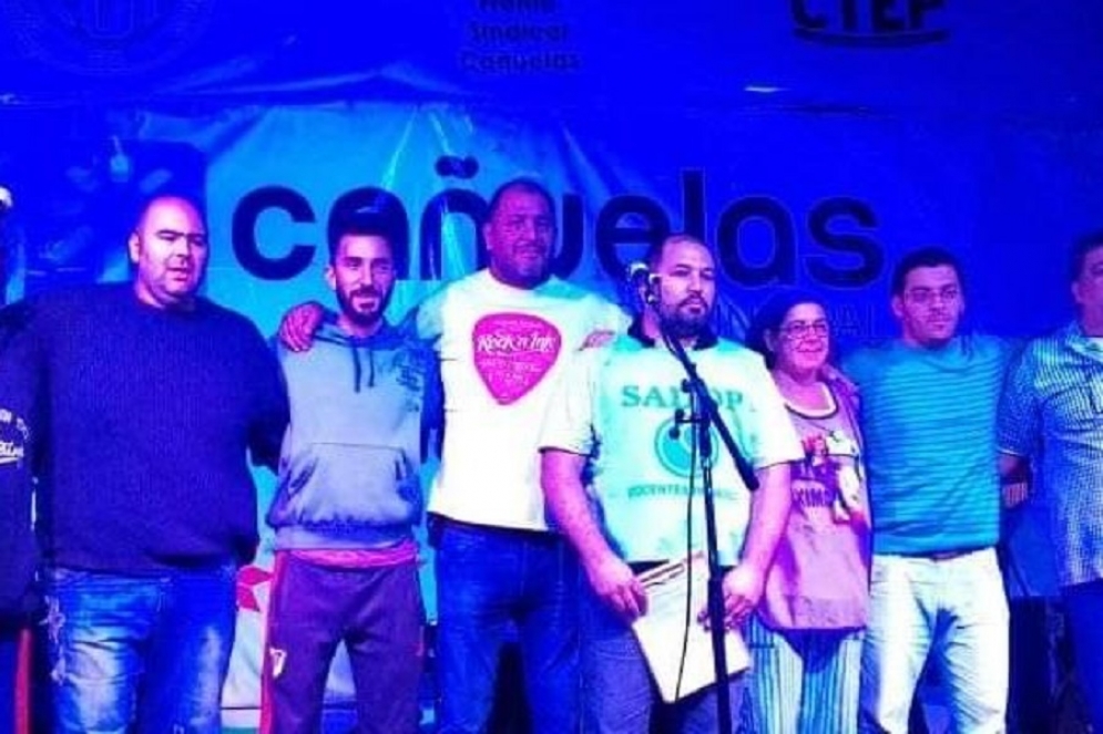 Mansilla (de blanco en el centro) es miembro del Frente Sindical.