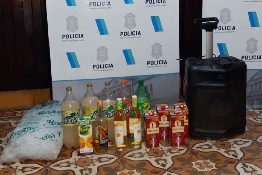 El alma de la fiesta: el parlante y las bebidas secuestradas por la polic&iacute;a.