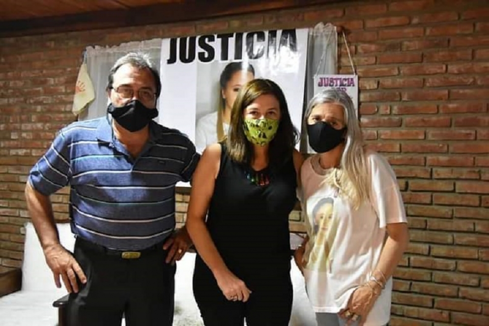 La ministra (al centro) se reuni&oacute; con los padres de la joven.