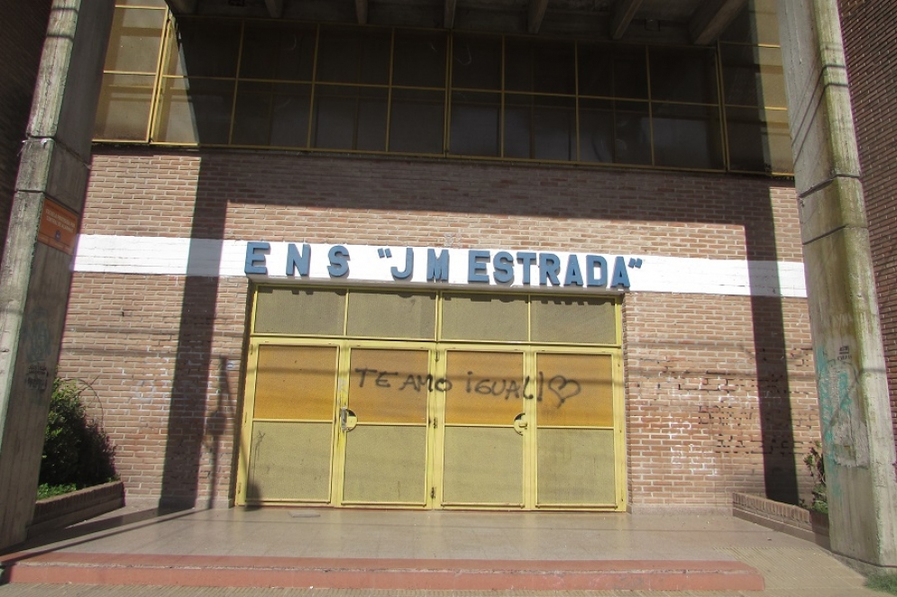 La puerta de ingreso a la Escuela Estrada. 