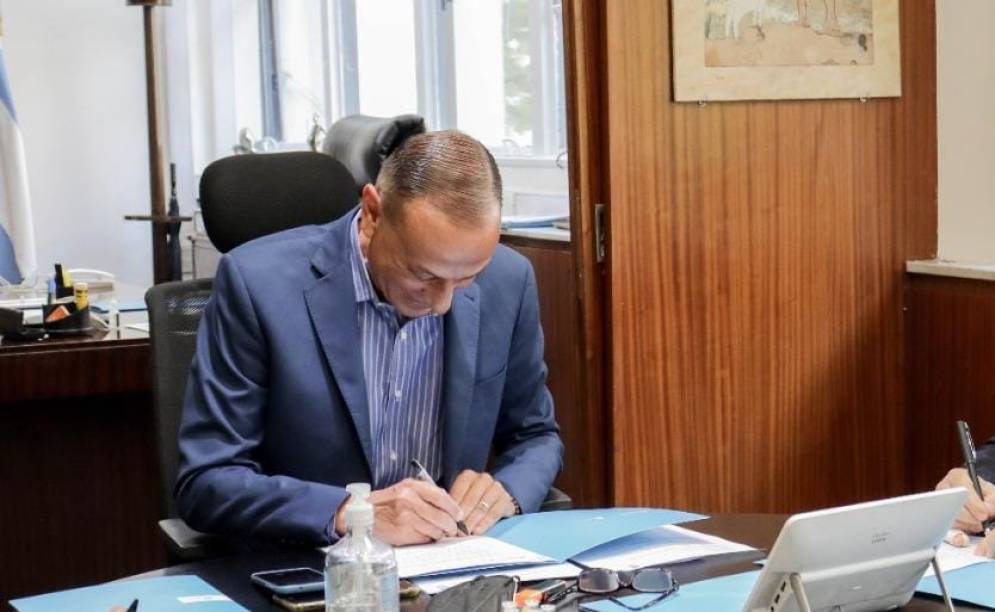 Arrieta, firmando la Resoluci&oacute;n 25232/23 de la obra que llevar&aacute; a cabo Vialidad Nacional. 