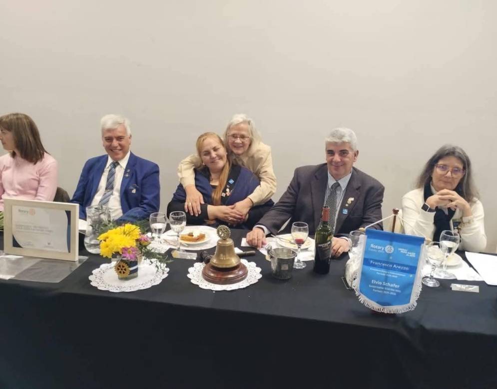 Familiares y amigos de Colombo (al centro) participaron del evento.