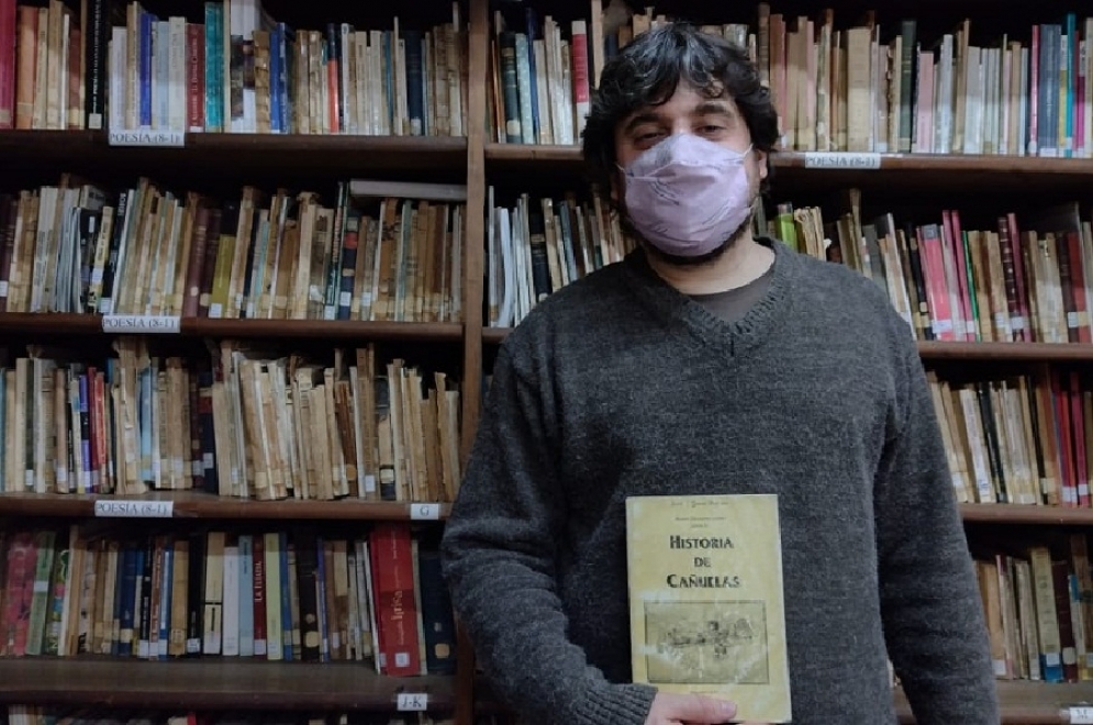 El director de la Biblioteca Popular Domingo Faustino Sarmiento de Ca&ntilde;uelas y uno de los oradores del conversatorio.