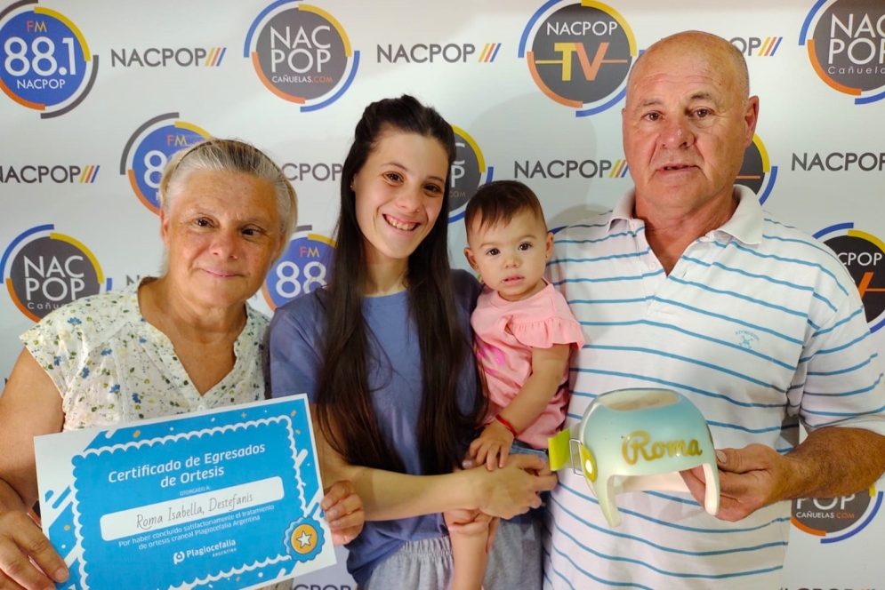 Roma en brazos de su mam&aacute; y junto a sus abuelos. 