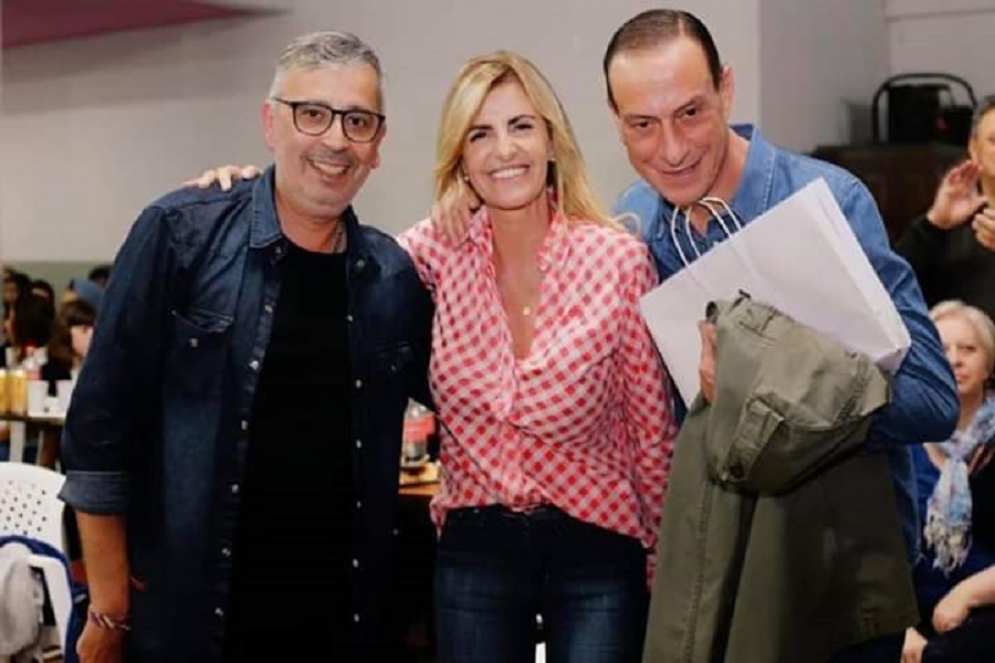 La candidata con Alcoba, primero en la lista de concejales, y el intendente Arrieta, a cargo de la campa&ntilde;a del Frente de Todos.