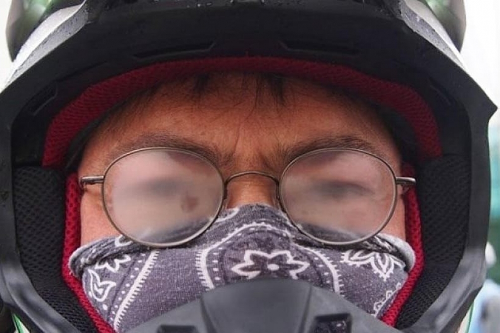 En muchas ocasiones que se empa&ntilde;en los anteojos se torna peligroso, como en el caso de ir manejando una moto. 